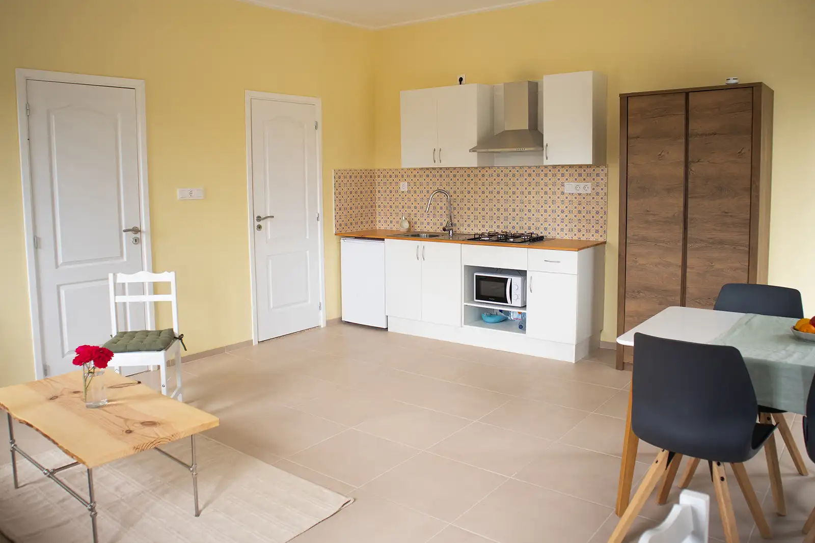 Licht interieur: gezellige keuken en eettafel in de Serra da Estrela. Lichte keuken en eethoek in een modern vakantieverblijf in de Serra da Estrela.