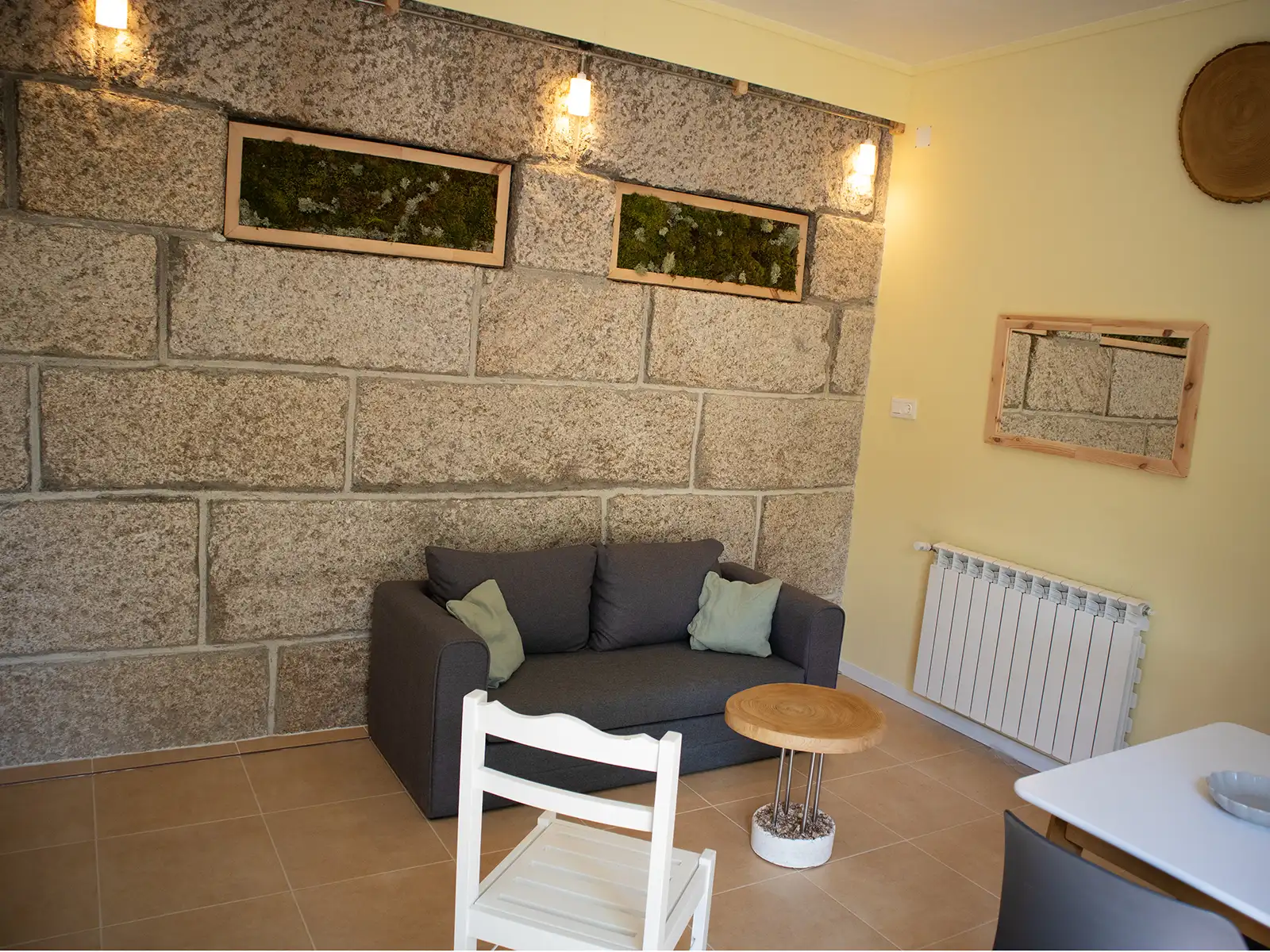 Rustieke sfeer: comfortabel verblijf in de Serra da Estrela. Sfeervol verblijf: comfortabele zithoek met stenen wanden en warme kleuren.