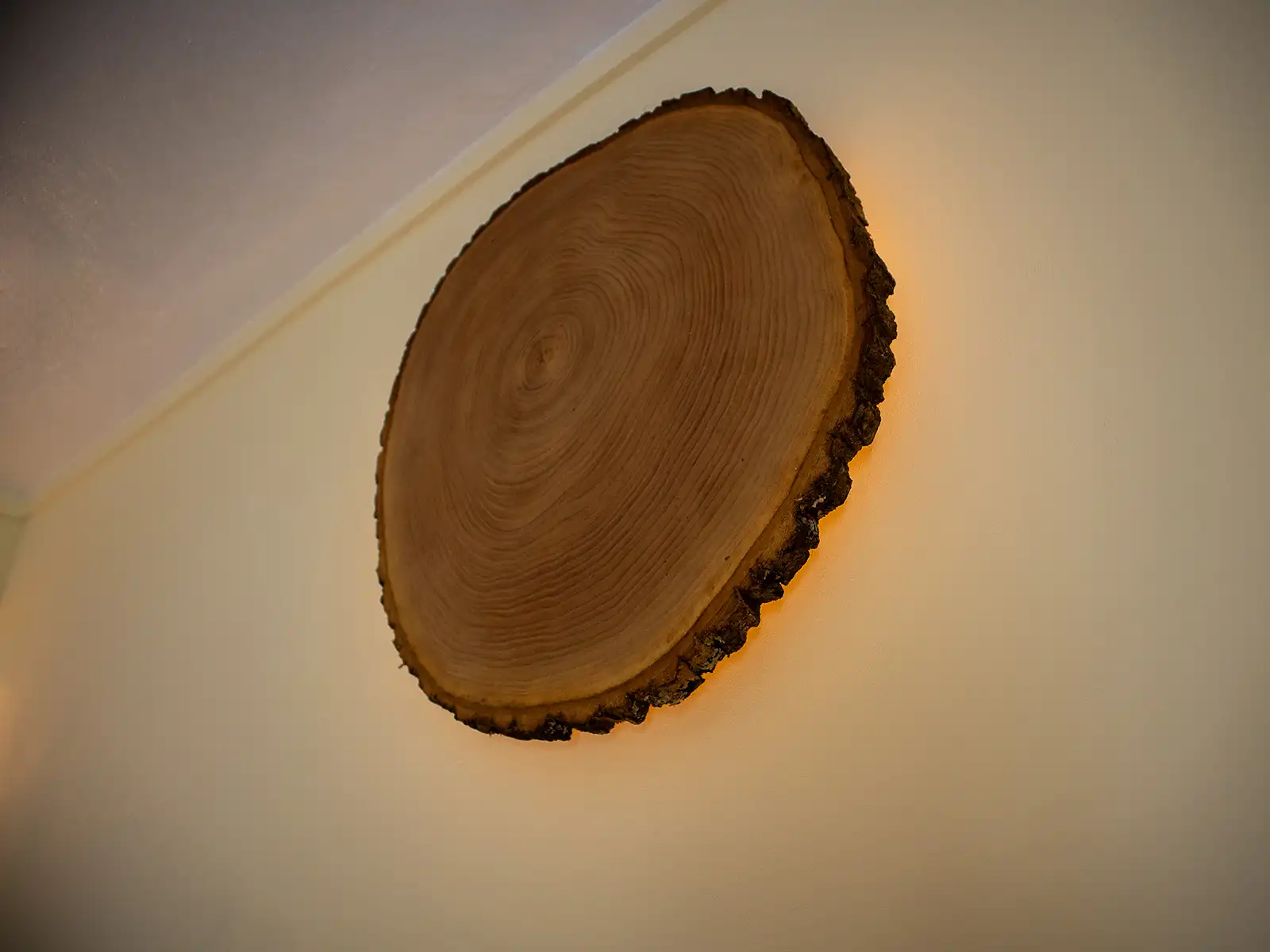 Kastanjehouten ambachtelijke lamp: Een kunstwerk van de natuur, warmte en rust in de Serra da Estrela. Een ambachtelijk gemaakte lamp van kastanjehout, warm licht accentueert de natuurlijke schoonheid.