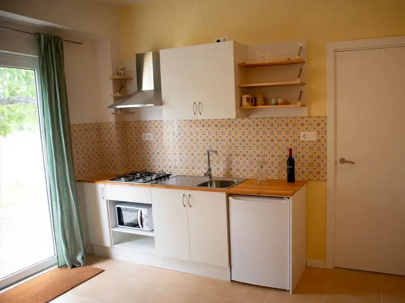 Lichte keuken met vloertegels, klaar om heerlijke gerechten te bereiden.