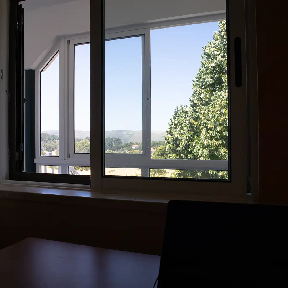 Zonnige lentezon schijnt op groene bomen vanuit rustig vertrek in de bergen.