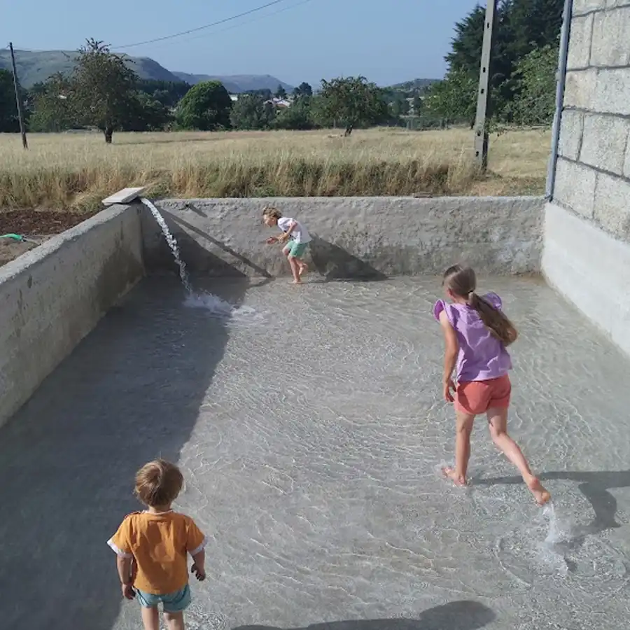 De gerepareerde watertank levert een nieuwe speelplek voor de kinderen op.