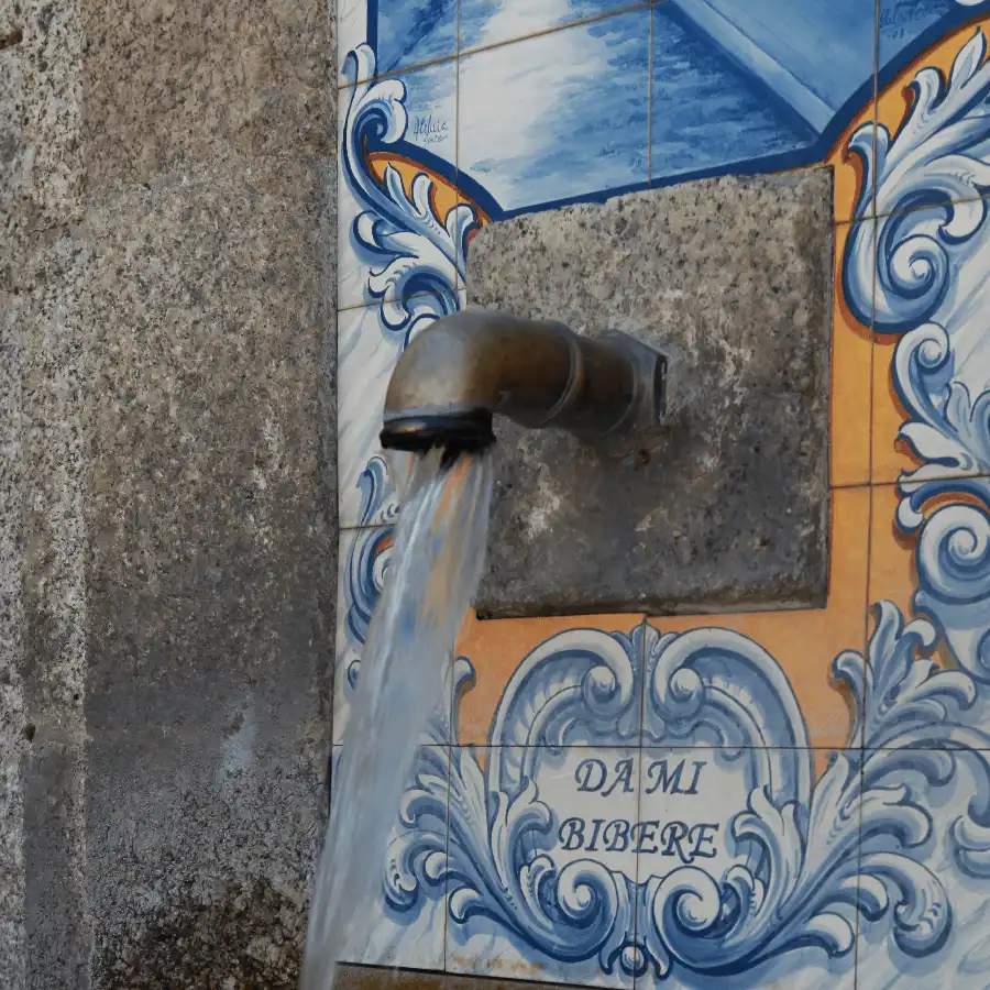 Fonte tradicional portuguesa com azulejos, frescura e beleza singular.