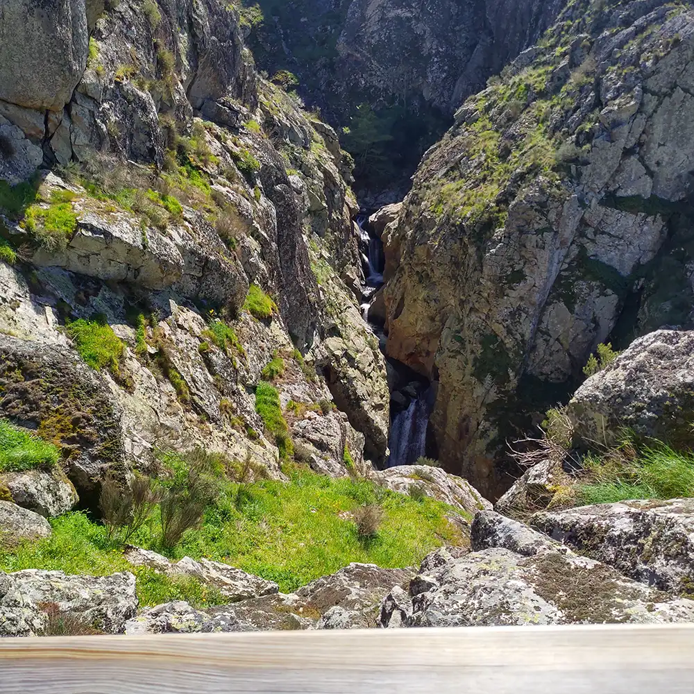 Cânion profundo: a força da natureza esculpida em rocha e água.