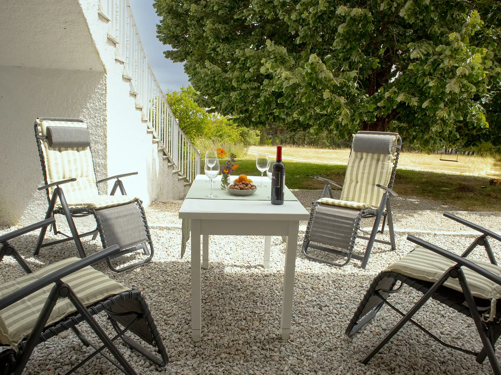 Refúgio na Serra: Sol, Vinho e Descontração na Natureza Terraço acolhedor na Serra da Estrela, ideal para desfrutar de momentos serenos.