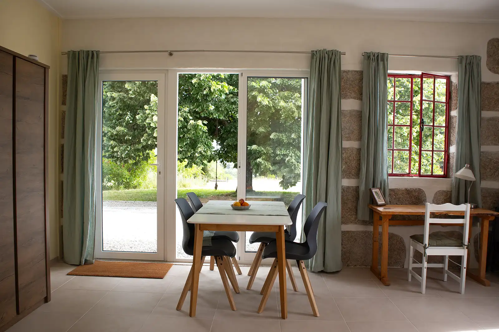 Refúgio acolhedor: luz natural e simplicidade na Serra da Estrela. Refúgio acolhedor: luz natural e design simples para momentos de tranquilidade.