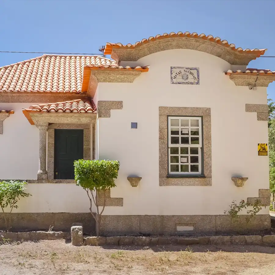 Casas típicas na Serra da Estrela, acolhedor refúgio de arquitetura tradicional.