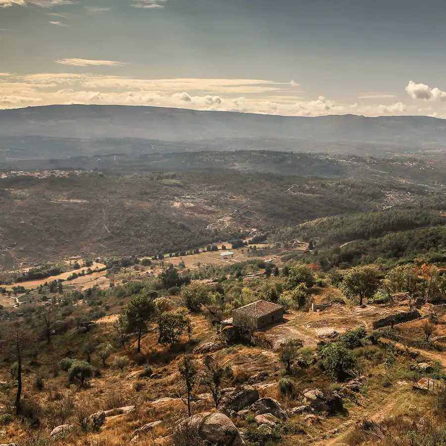 Vistas serenas da Serra da Estrela ao crepúsculo, refúgio de paz e natureza.