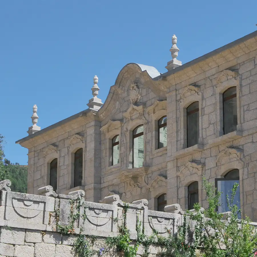 Edifício histórico em pedra, testemunho da beleza e arte secular.