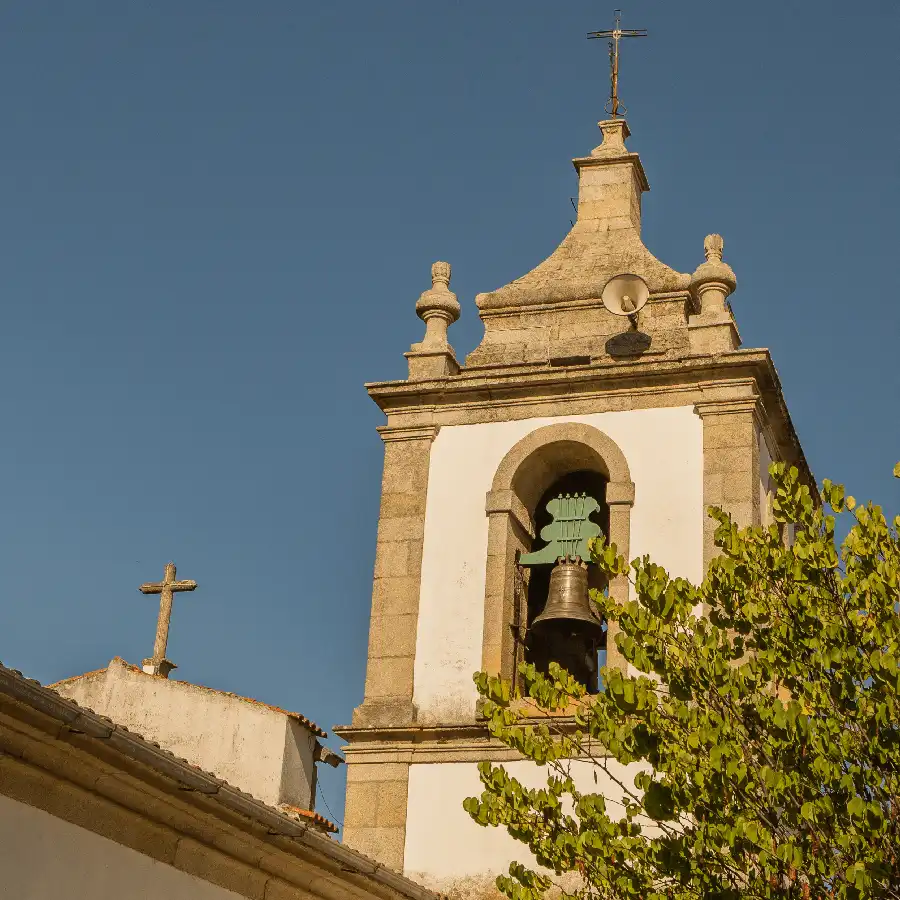 Igreja histórica na Serra da Estrela, testemunho da arquitetura e fé tradicionais.