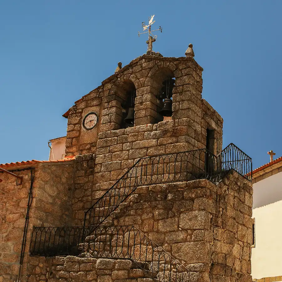 Igreja antiga na Serra da Estrela, testemunho de fé e história da região.