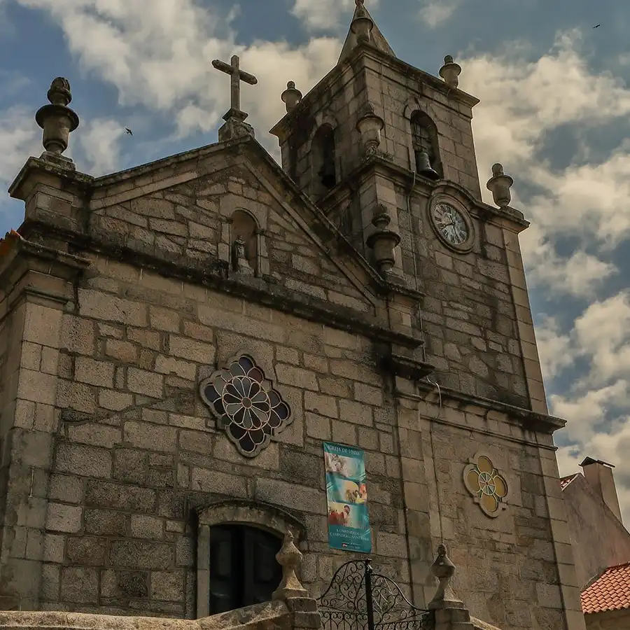 Igreja histórica na Serra da Estrela, testemunho da arquitetura europeia.