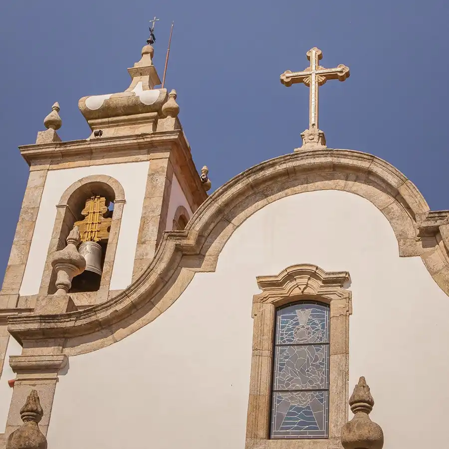 Igreja histórica com detalhes barrocos, refúgio de paz na Serra da Estrela.