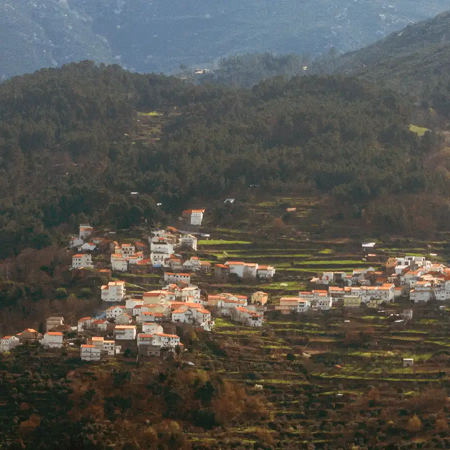 Aldeia montanhosa típica, refúgio de paz e tradição no coração da Serra da Estrela.