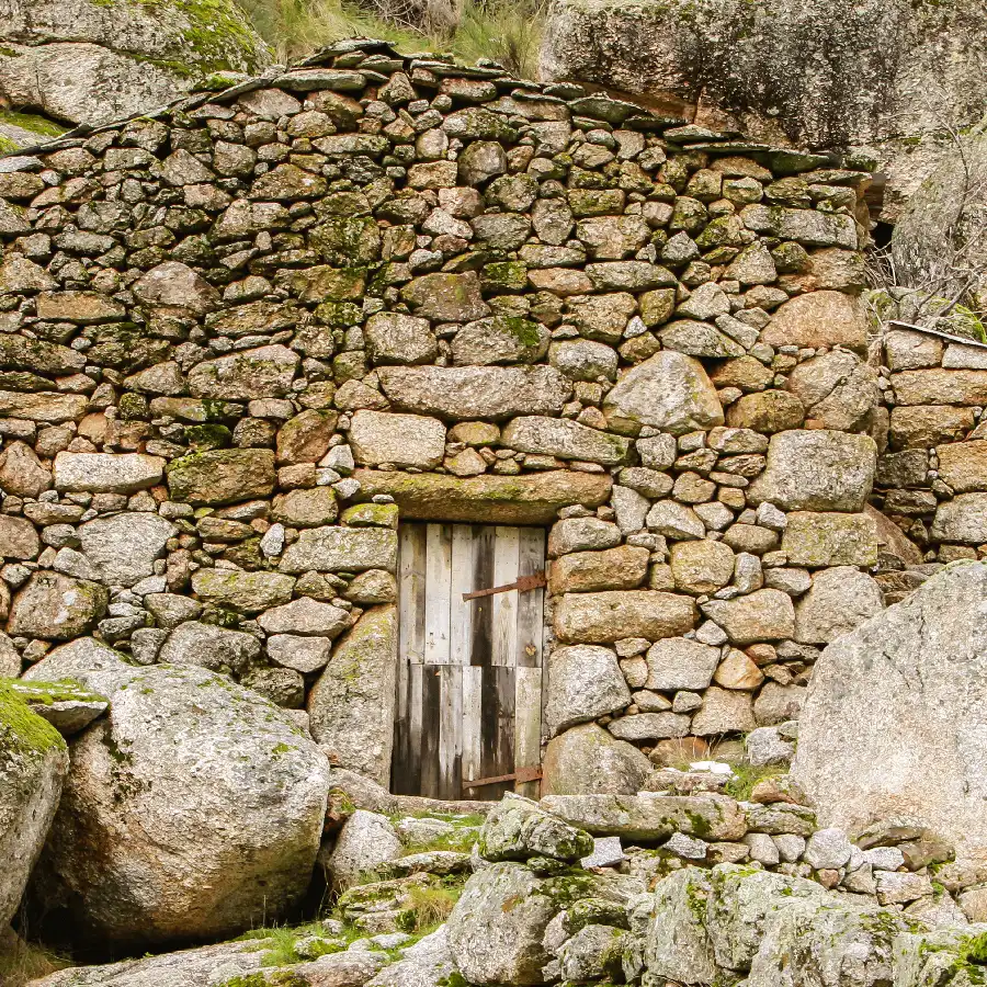 Antiga construção de pedra, refúgio na paisagem montanhosa da Serra da Estrela.