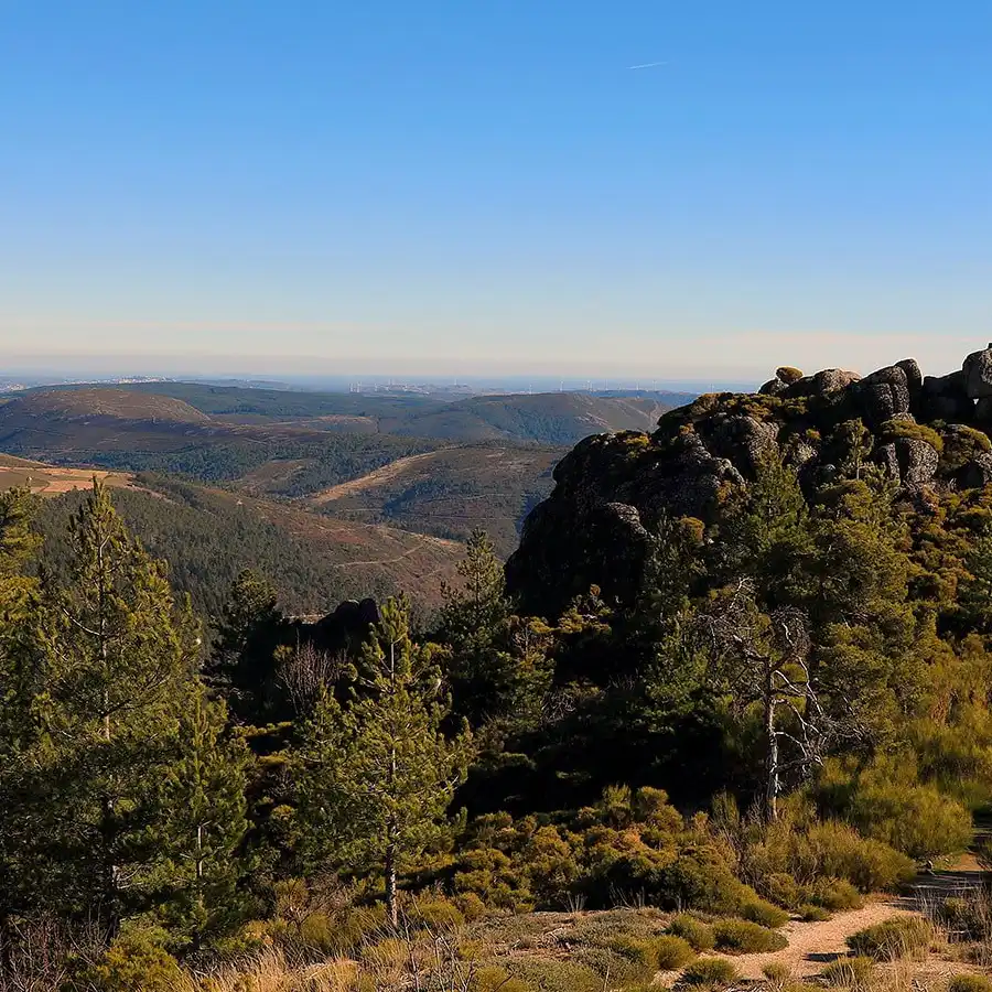 Paisagem montanhosa serena, refúgio de paz no coração da Serra da Estrela.