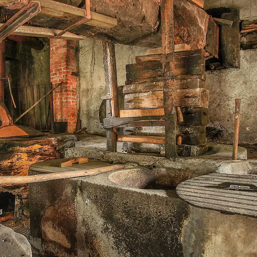 Antiga fábrica na Serra da Estrela: testemunho de um passado industrial esquecido.