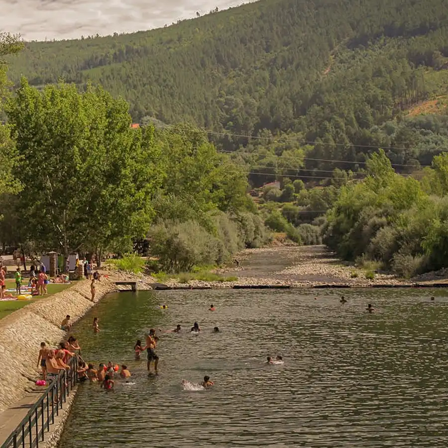 Refúgio natural: um dia de lazer e convívio junto à água na Serra da Estrela.