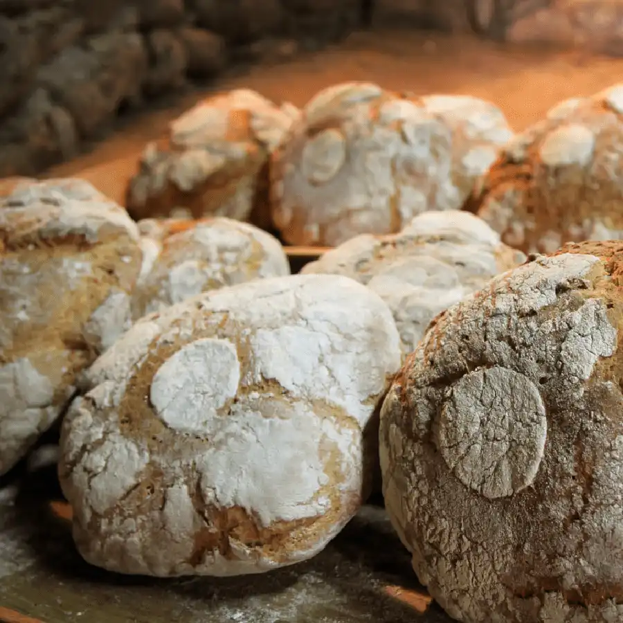Bolos caseiros com açúcar em pó, perfeitos para um despertar na Serra da Estrela.