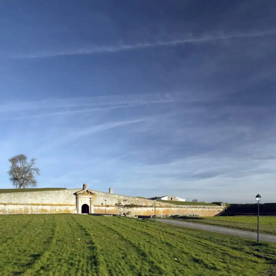 Fortaleza antiga em Portugal: história, arquitetura medieval e paisagem natural.