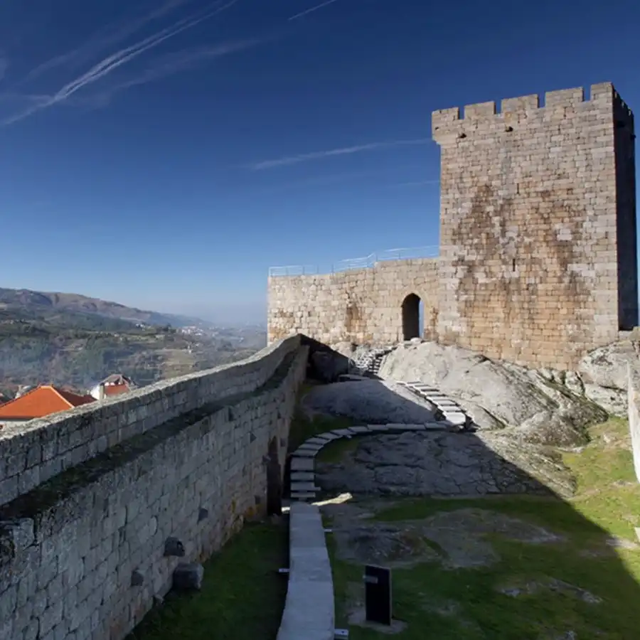 Vestígios de um castelo medieval, guardiões de histórias e paisagens de Portugal.
