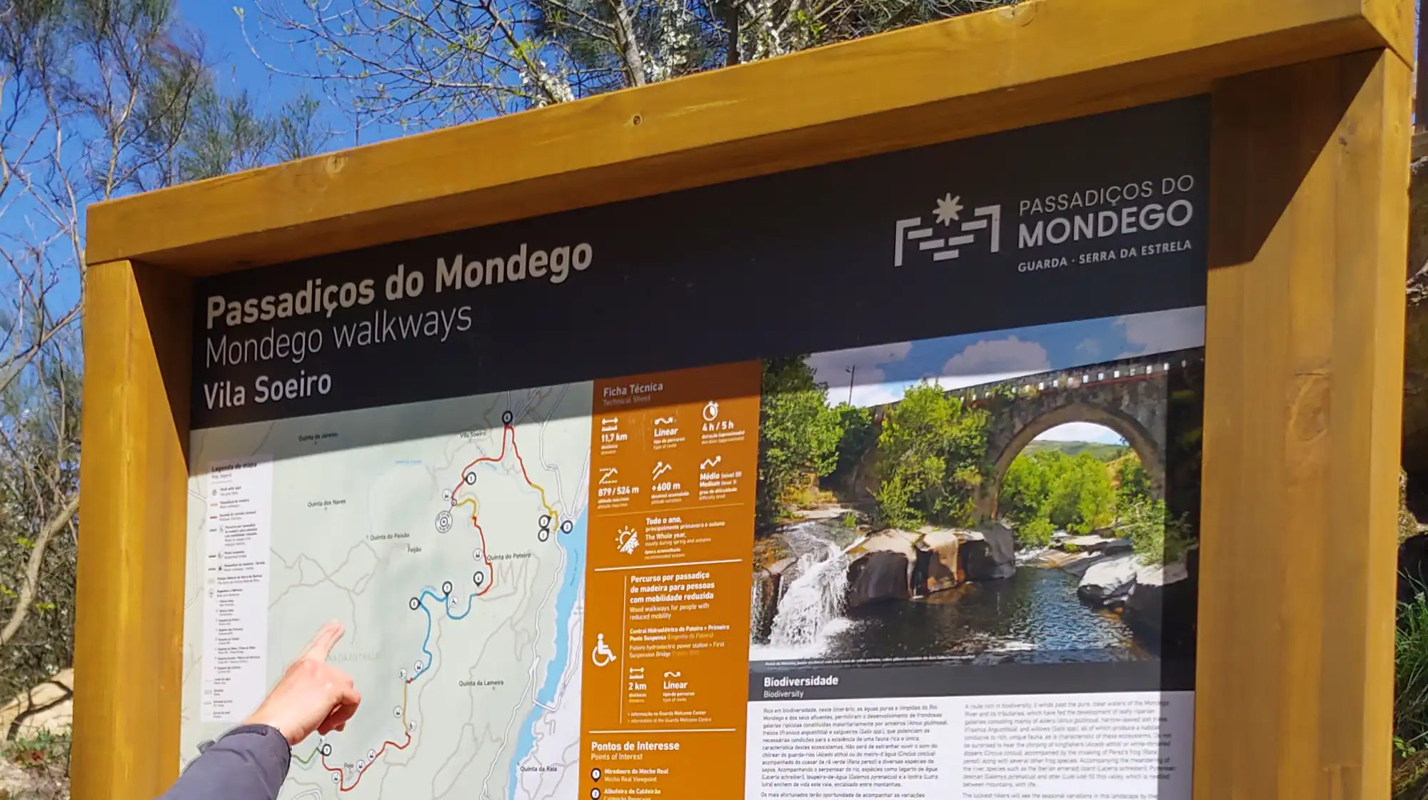 Placa informativa de trilho "Passagens do Mondego": um guia para explorar a beleza natural.