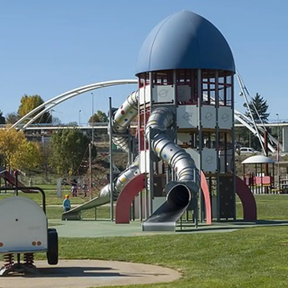 Parque infantil divertido com estruturas originais para as crianças.