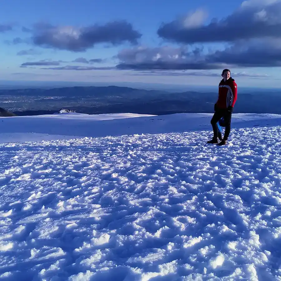Paisagem serena na Serra da Estrela: a neve convida à aventura e descanso.