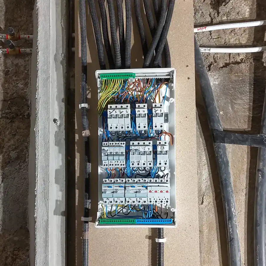 Painel elétrico complexo numa obra, sinal de modernização e controlo industrial.