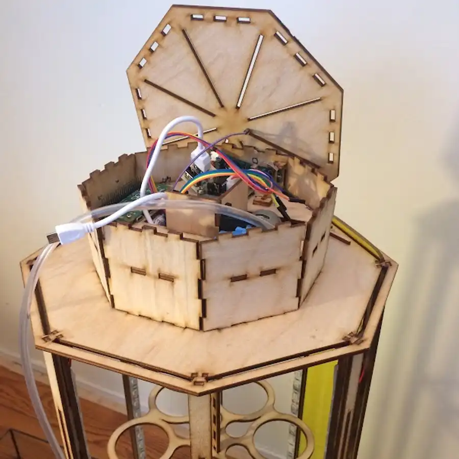 Um projeto artesanal que une eletrónica e madeira, ideal para aprender e criar.