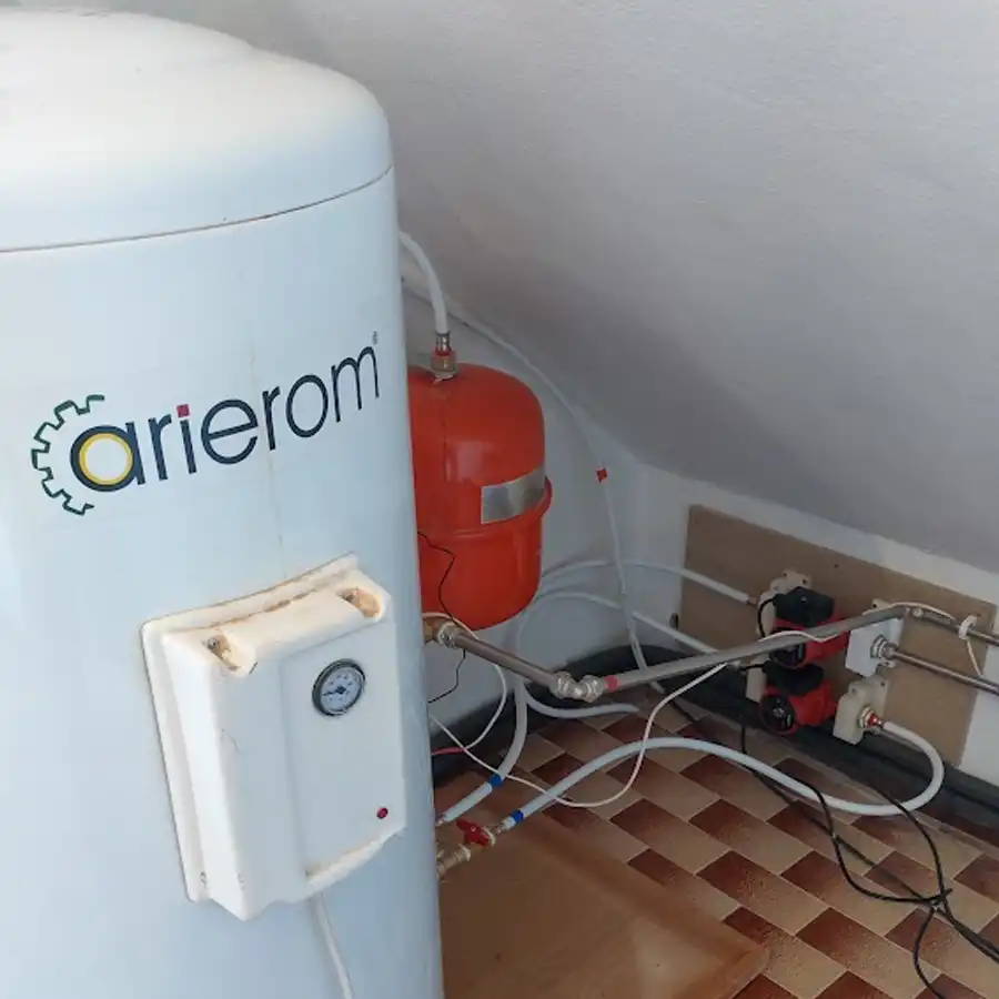 Sistema de aquecimento central moderno numa casa de montanha.