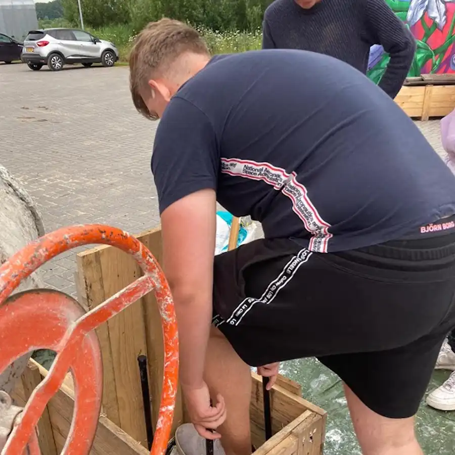 Artesanato numa oficina ao ar livre: criatividade e relaxamento na Serra da Estrela.