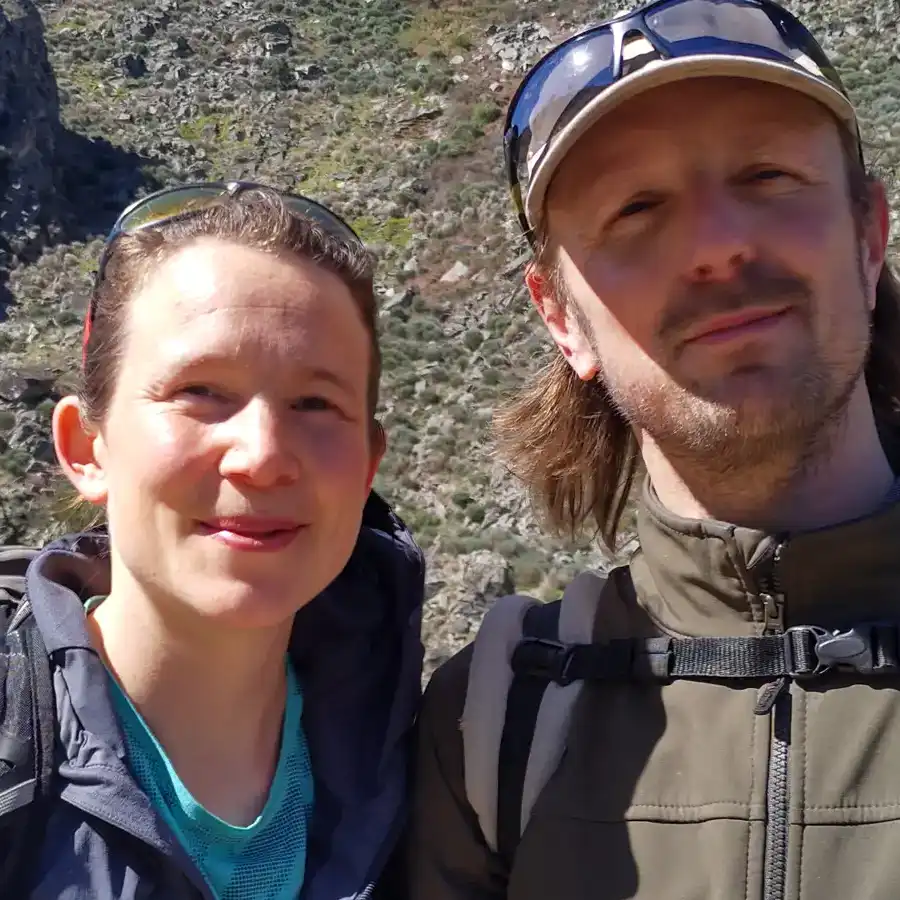 Aventura na montanha: dois amigos desfrutam da beleza da Serra da Estrela.